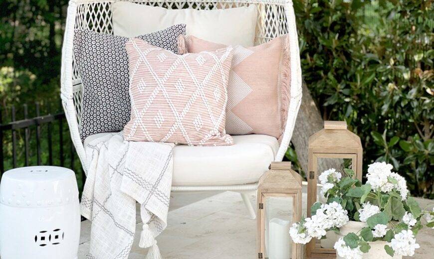 5 Ideas for Decorating With Outdoor Pillows